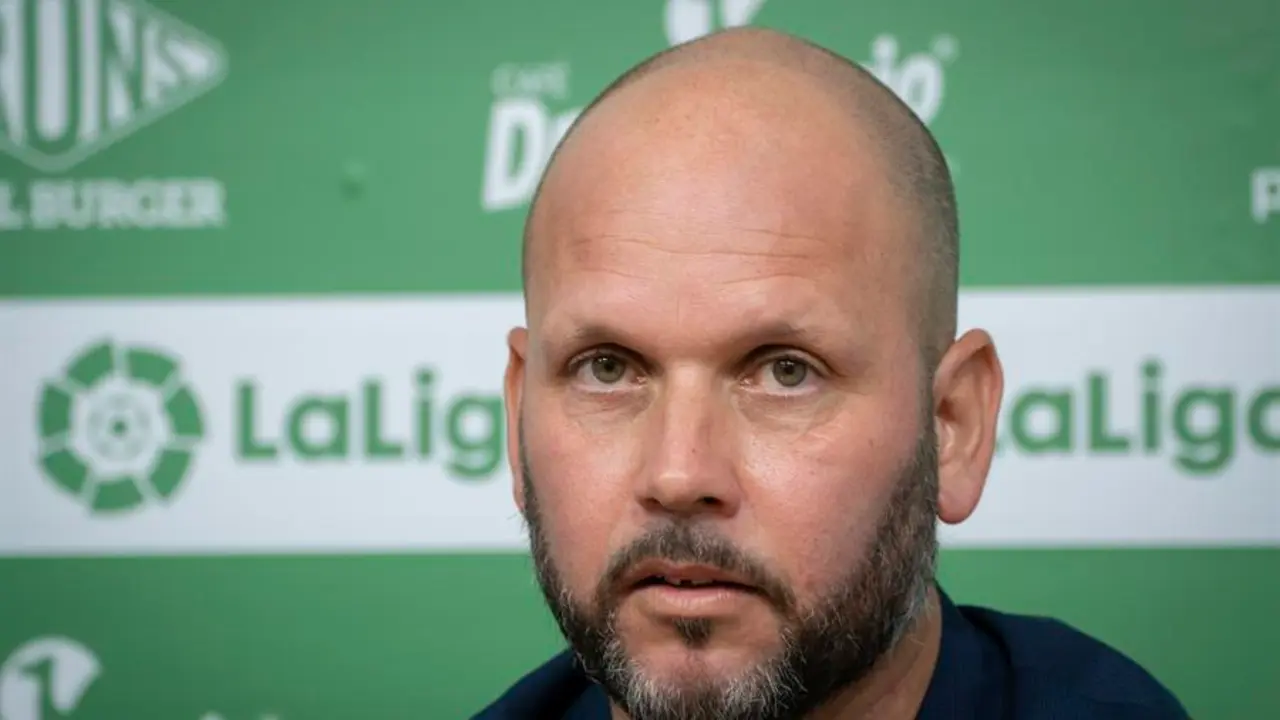 El t&eacute;cnico Jos&eacute; Alberto, durante su presentaci&oacute;n como nuevo entrenador del Racing de Santander. EFE / Rom&aacute;n G Aguilera