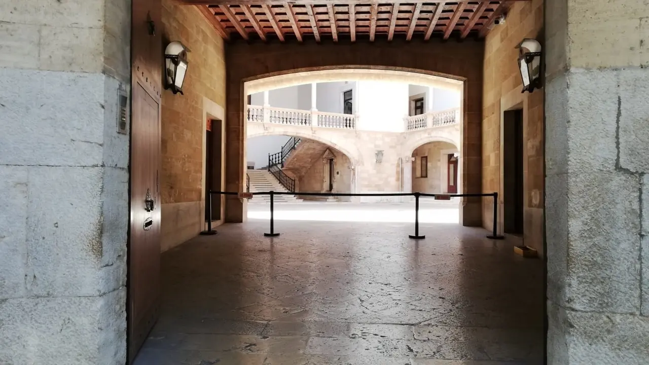 El patio de la Audiencia Provincial de Baleares y el TSJIB, visto desde el exterior. / E.P.