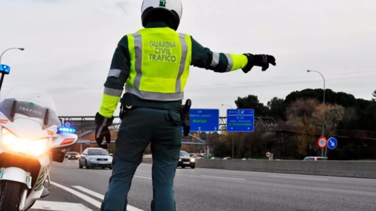 Un agente de la Guardia Civil de Tr&aacute;fico. E.P.