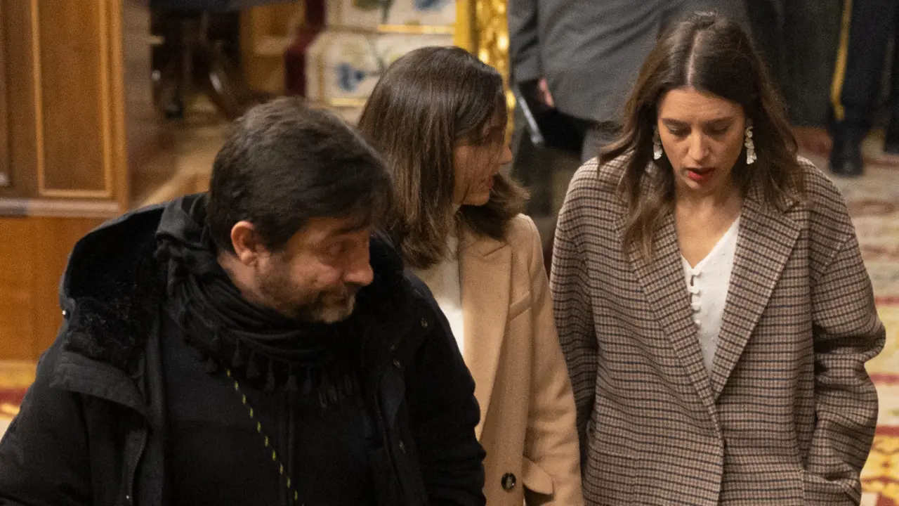 La ministra de Igualdad, Irene Montero (i) y la ministra de Derechos Sociales y Agenda 2030, Ione Belarra (d), a su salida de una sesi&oacute;n plenaria en el Congreso de los Diputados, a 14 de diciembre de 2022, en Madrid (Espa&ntilde;a). El PP ha aprovechado la sesi&oacute;n de control al Gobierno en el Pleno del Congreso para pedir explicaciones al ministro de la Presidencia, por la
