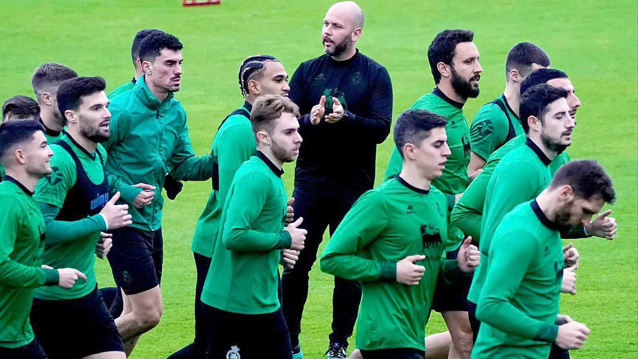Jos&eacute; Alberto, dirigiendo ayer su primer entrenamiento. / REAL RACING CLUB