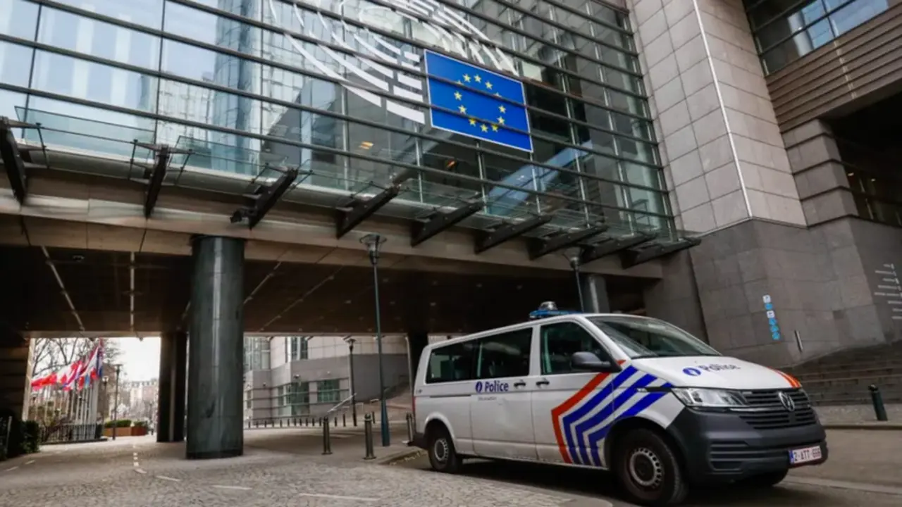 Una furgoneta de la polic&iacute;a hace guardia frente al Parlamento Europeo en Bruselas. EFE/EPA/Stephanie Lecocq