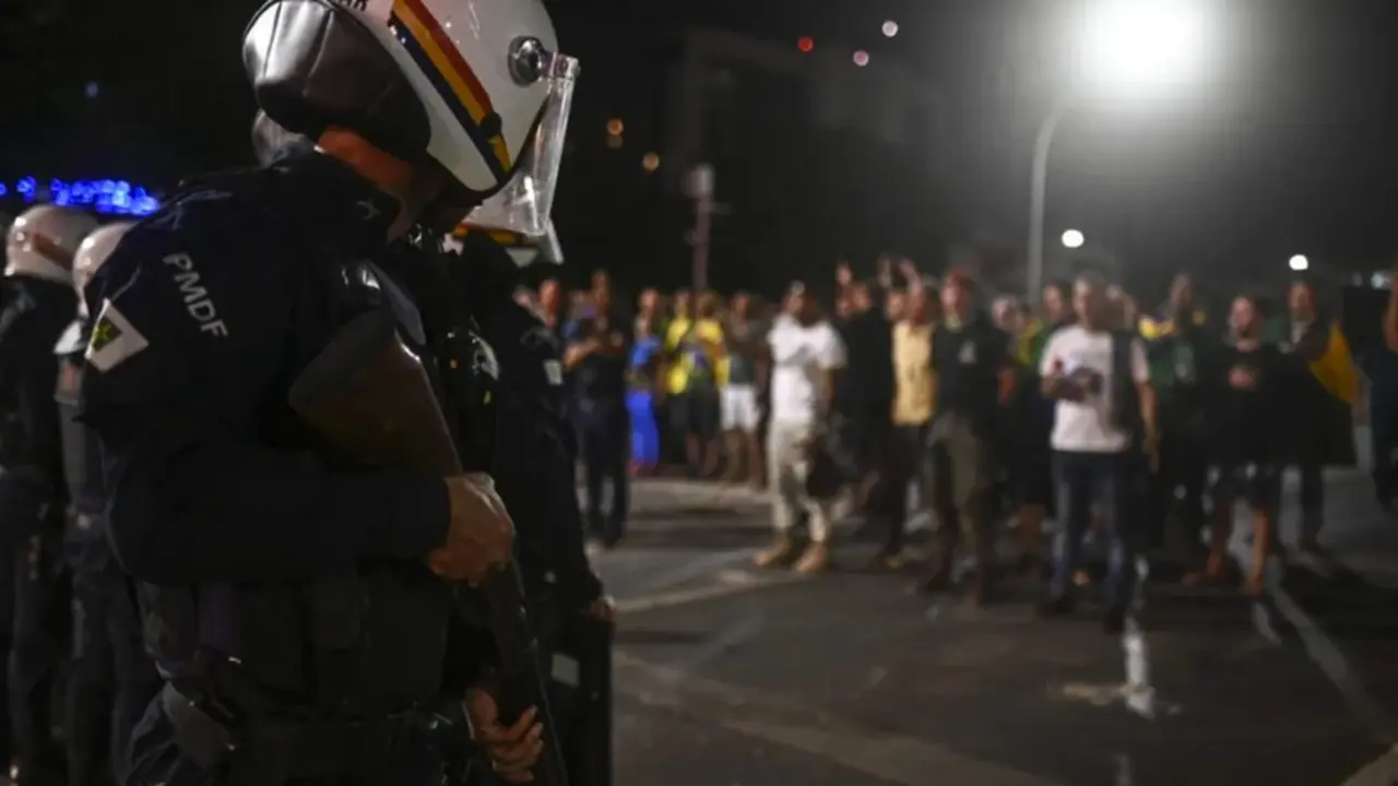 Polic&iacute;as intentaban dispersar el pasado lunes una manifestaci&oacute;n de seguidores del saliente presidente de Brasil, Jair Bolsonaro, en Brasilia (Brasil).