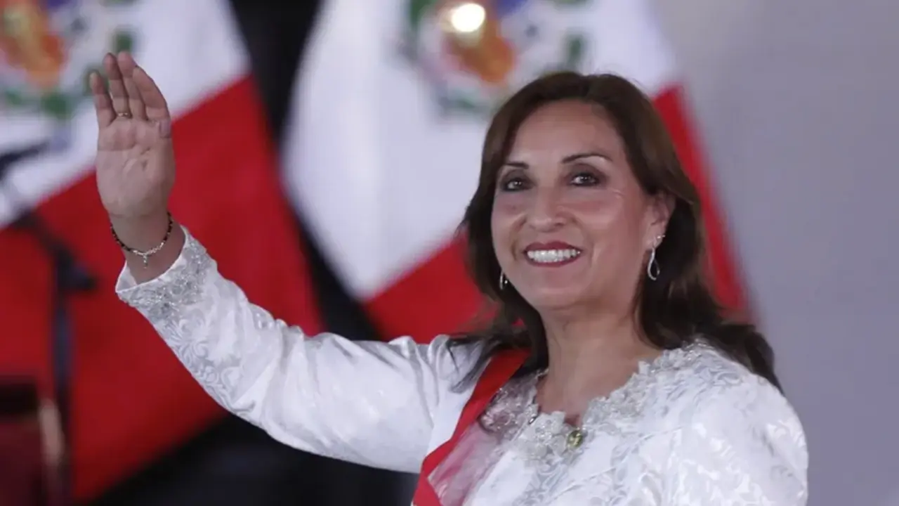 La presidenta de Per&uacute;, Dina Boluarte, saluda durante una ceremonia en la cual ha nombrado a los ministros de su gabinete ayer, en el Palacio de Gobierno de Lima (Per&uacute;). EFE/Paolo Aguilar