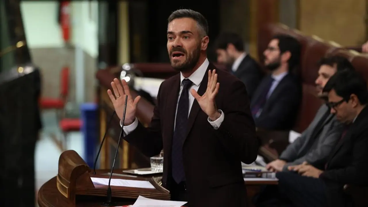 El diputado del PSOE Felipe Jes&uacute;s Sicilia interviene durante el pleno extraordinario del Congreso de los Diputados celebrado este jueves en Madrid para votar una amplia reforma impulsada por el Gobierno para eliminar el delito de sedici&oacute;n y rebajar las penas del de malversaci&oacute;n, que tambi&eacute;n implica cambios en el Poder Judicial. EFE/ Kiko Huesca