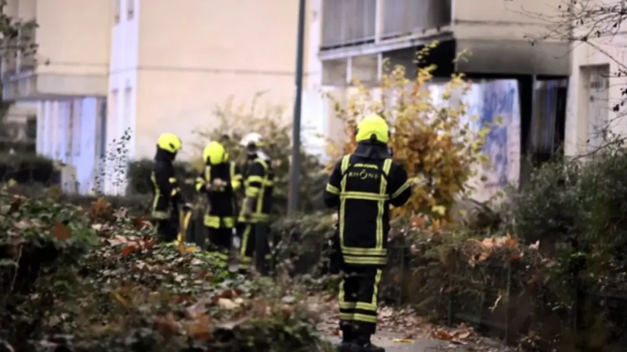 Una dotaci&oacute;n de bomberos trabaja en el edificio de apartamentos de Vaulx-en-Velin, en las afueras de Lyon, que se ha incendiado esta madrugada, EFE/EPA/Joel Philippon