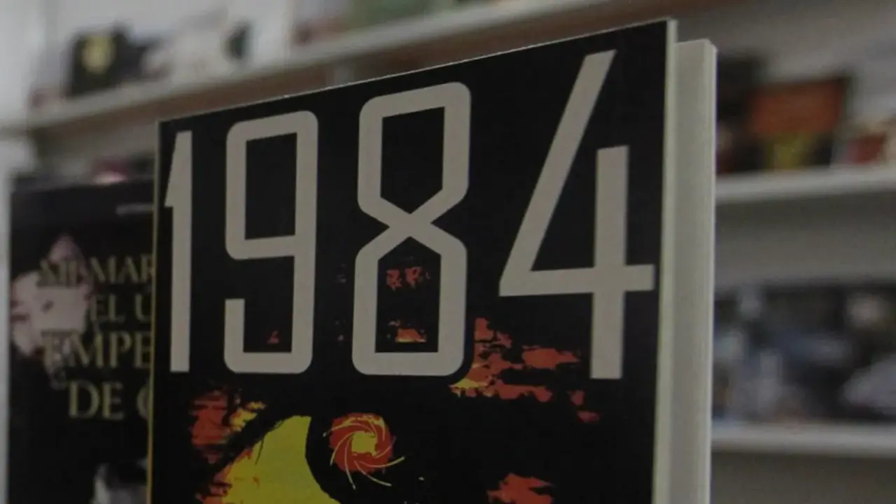 El libro "1984" del escritor George Orwell en el puesto de una feria de libros. EFE/Ernesto Mastrascusa/Archivo
