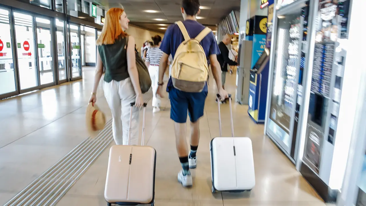 Varios pasajeros caminan en las instalaciones de la Terminal 1 del Aeropuerto Adolfo Su&aacute;rez Madrid Barajas. / Carlos Luj&aacute;n