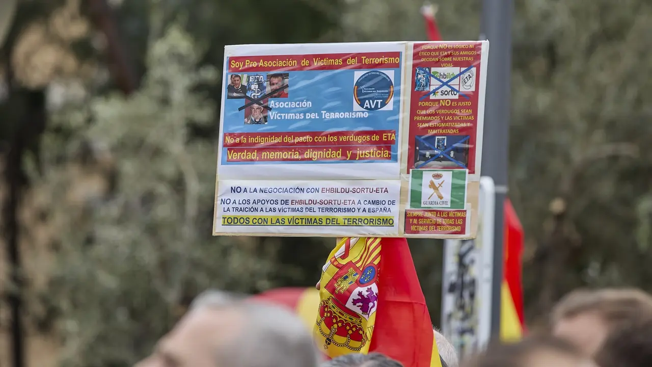 Una pancarta que exige 'Verdad, memoria, dignidad y justicia', en una manifestaci&oacute;n a favor de las v&iacute;ctimas del terrorismo, este a&ntilde;o, en Madrid. E.P. / Carlos Luj&aacute;n