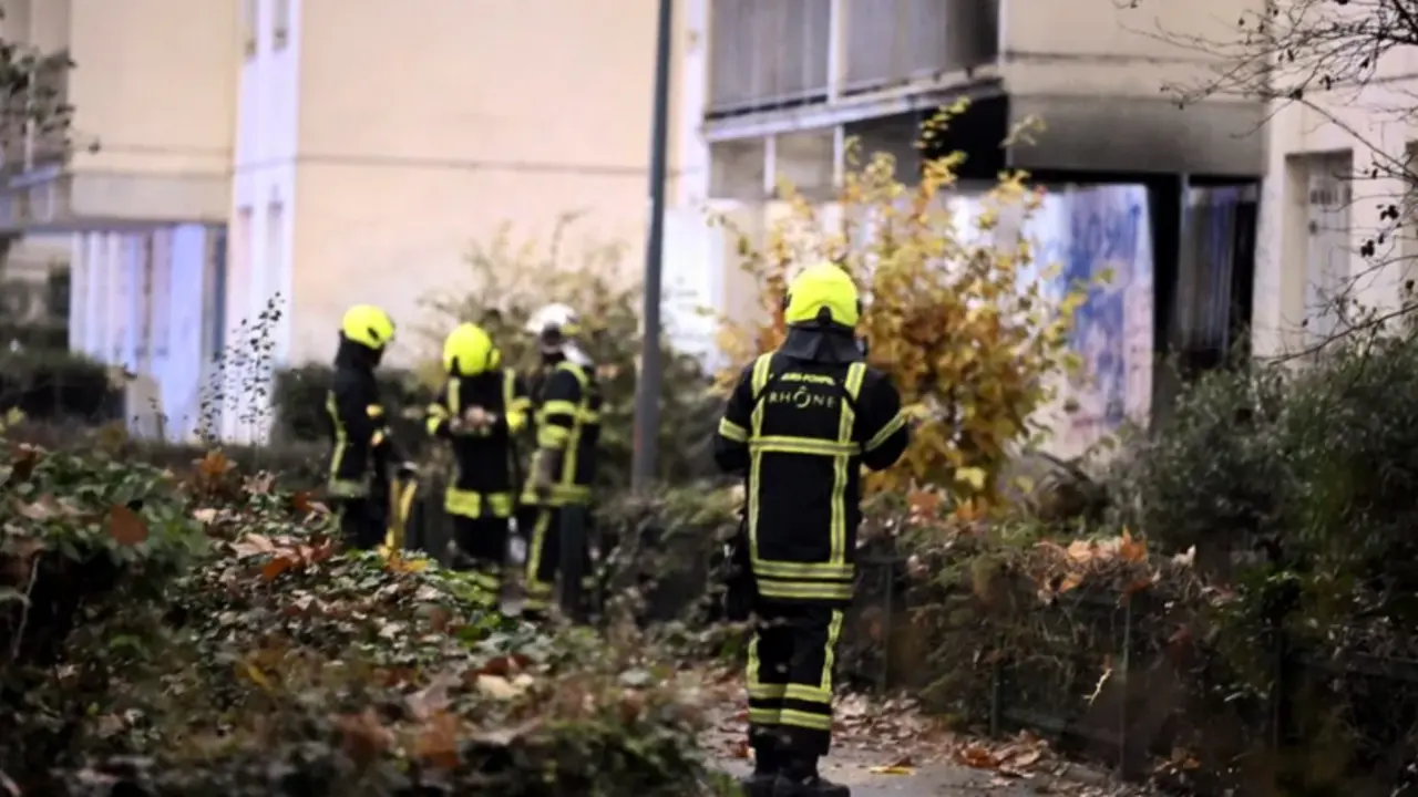 Una dotaci&oacute;n de bomberos trabaja en el edificio de apartamentos de Vaulx-en-Velin, en las afueras de Lyon, que se ha incendiado esta madrugada, EFE/EPA/Joel Philippon