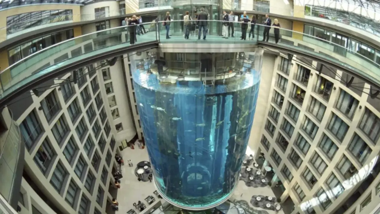 Vista del AquaDom, el mayor acuario cil&iacute;ndrico independiente del mundo, en Berl&iacute;n, en una imagen de archivo.