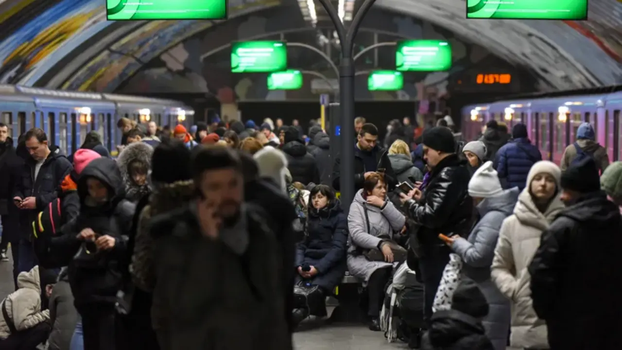 Decenas de personas se han refugiado este viernes en el metro de Kiev durante una alerta de ataque a&eacute;reo. EFE/EPA/Oleg Petrasyuk