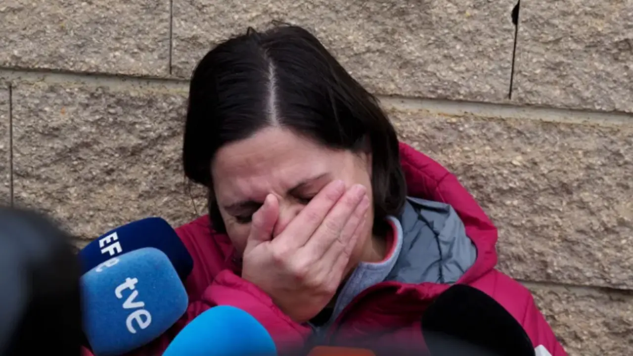 Luc&iacute;a Mu&ntilde;oz, prima hermana del padre de las ni&ntilde;as, atiende a los medios en relaci&oacute;n al suceso en el que una mujer agente de la Guardia Civil ha acabado, presuntamente, con la vida de sus dos hijas, de 9 y 11 a&ntilde;os. EFE / Jos&eacute; del Olmo