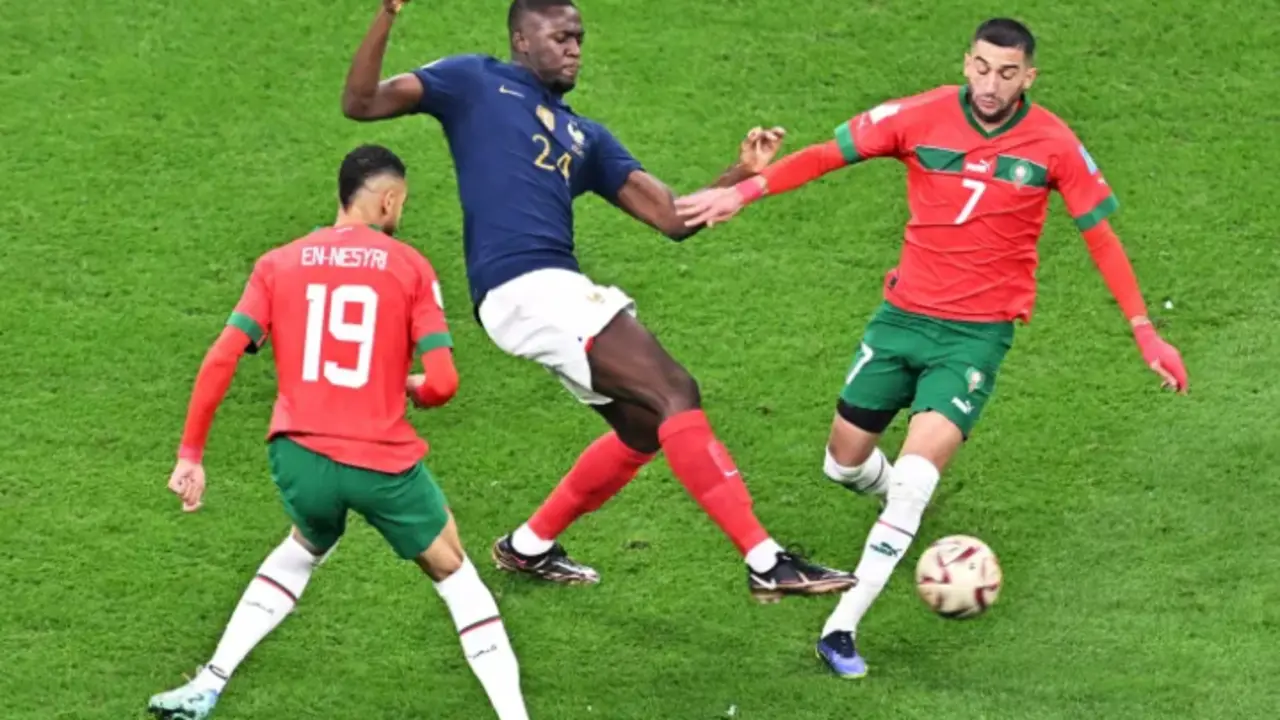 Ibrahima Konate de Francia (c) en acci&oacute;n contra Hakim Ziyech (d) y Youssef En-Nesyri de Marruecos durante el partido de semifinal del Mundial de Qatar 2022. EFE/EPA/Noushad Thekkayil