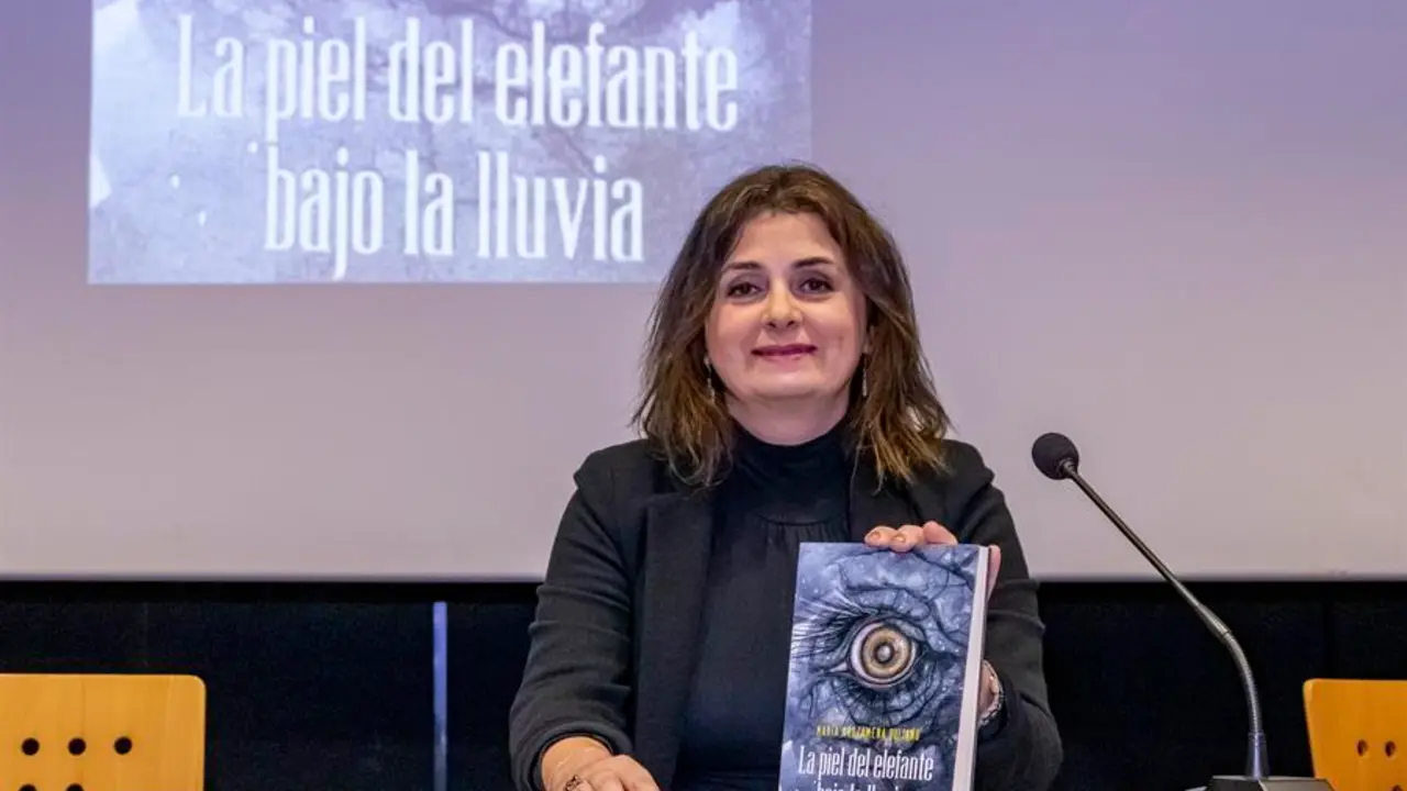 La profesora y escritora Mar&iacute;a Arozamena salta de nuevo a las librer&iacute;as para narrar en primera persona el desgarro de un adolescente que sufre 'bullying' en su instituto, un relato de ficci&oacute;n sobre una situaci&oacute;n traum&aacute;tica con el mensaje positivo de que del acoso tambi&eacute;n se puede salir. EFE/Javier G.Paradelo