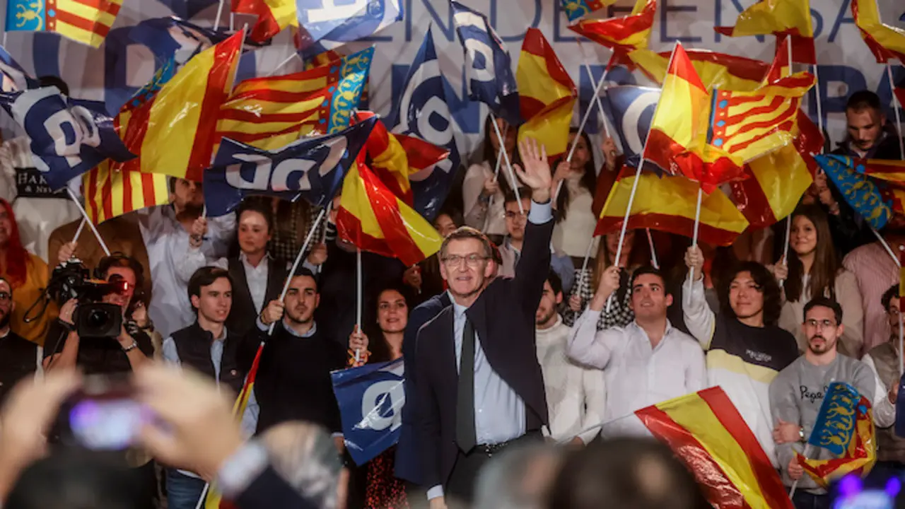 El presidente del Partido Popular, Alberto N&uacute;&ntilde;ez Feij&oacute;o, en el acto 'En defensa de un gran pa&iacute;s', en el centro de eventos Feria Valencia, a 16 de diciembre de 2022, en Valencia, Comunidad Valenciana (Espa&ntilde;a). &lsquo;En defensa de un gran pa&iacute;s&rsquo; aborda una serie de actos p&uacute;blicos organizados por el Partido Popular, en los que Feij&oacute;o se re&uacute;ne con los diferentes l&iacute;deres auton&oacute;micos del partido para hablar de la situaci&oacute;n del pa&iacute;s de cara a las pr&oacute;ximas elecciones auton&oacute;micas. Este es el &uacute;ltimo acto del d&iacute;a en el participa Feij&oacute;o despu&eacute;s de presidir la reuni&oacute;n del Jurado del XXXI Premio de Convivencia y se haya reunido con la Confederaci&oacute;n Empresarial Valenciana (CEV).
Rober Solsona / Europa Press
16/12/2022