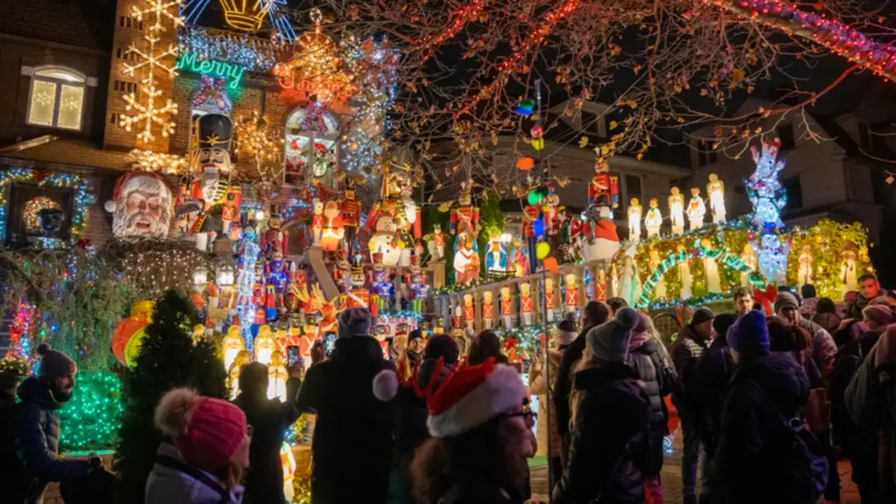 Personas visitan decoraciones navide&ntilde;as puestas en las entradas de casas, el 8 de diciembre de 2022 en el barrio residencial de Dyker Heights, al sur de Brooklyn, Nueva York (EE. UU). EFE/&Aacute;ngel Colmenares