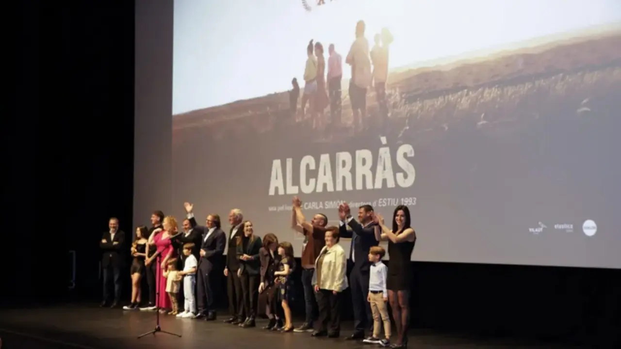 El elenco de "Alcarr&agrave;s" de obra de Carla Sim&oacute;n premiada con el Oso de Oro de la &uacute;ltima Berlinale en el preestreno mundial en Lleida. EFE/Ram&oacute;n Gabriel