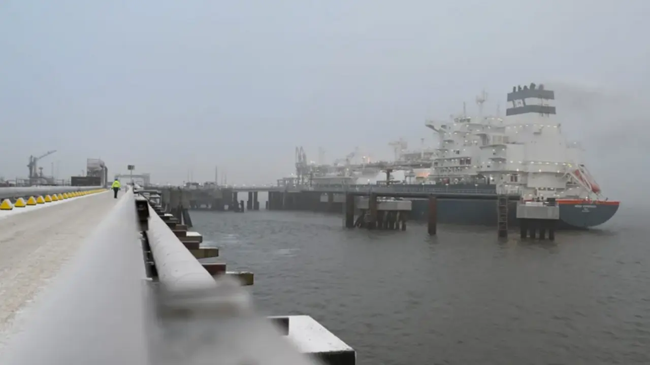 Llegada al puerto de Wilhelmshaven del buque "Hoegh Esperanza". EFE/EPA/Lars-Josef Klemmer / Pool