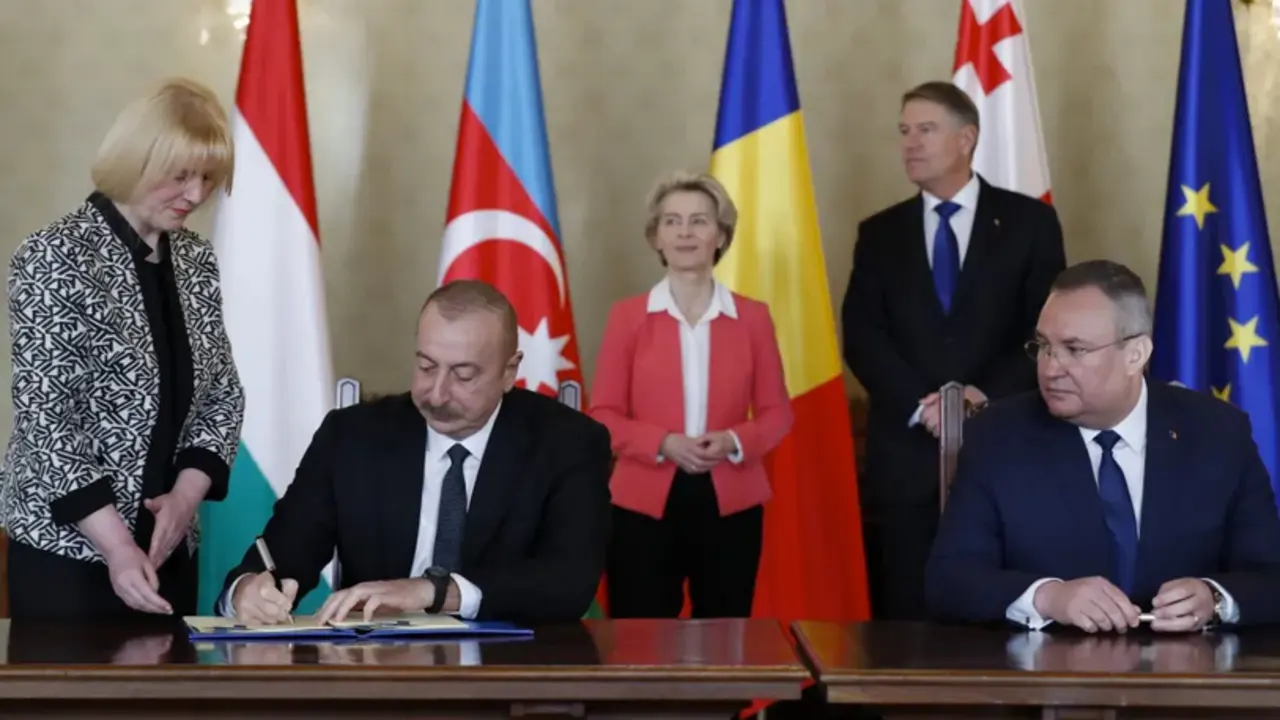 Firma del acuerdo para la construcci&oacute;n de un cable submarino. EFE/EPA/Robert Ghement