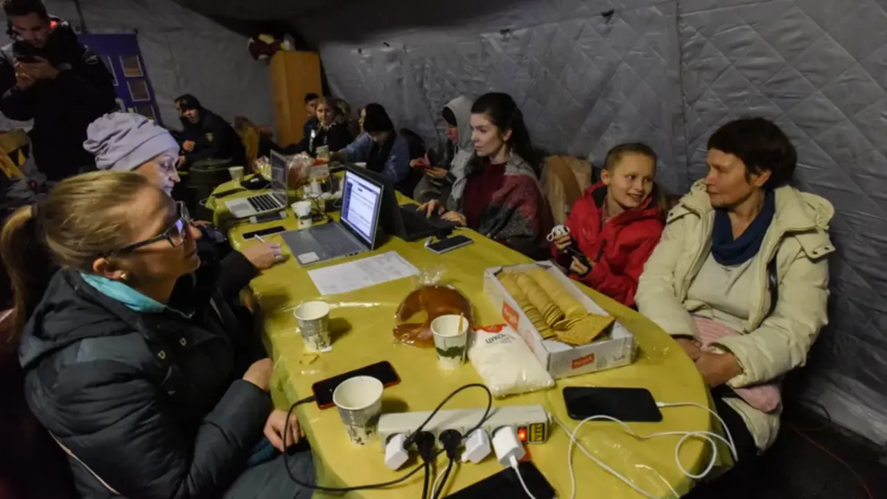 Ucranianos comparten una mesa en un punto de calefacci&oacute;n en Kiev. EFE/EPA/Oleg Petrasyuk