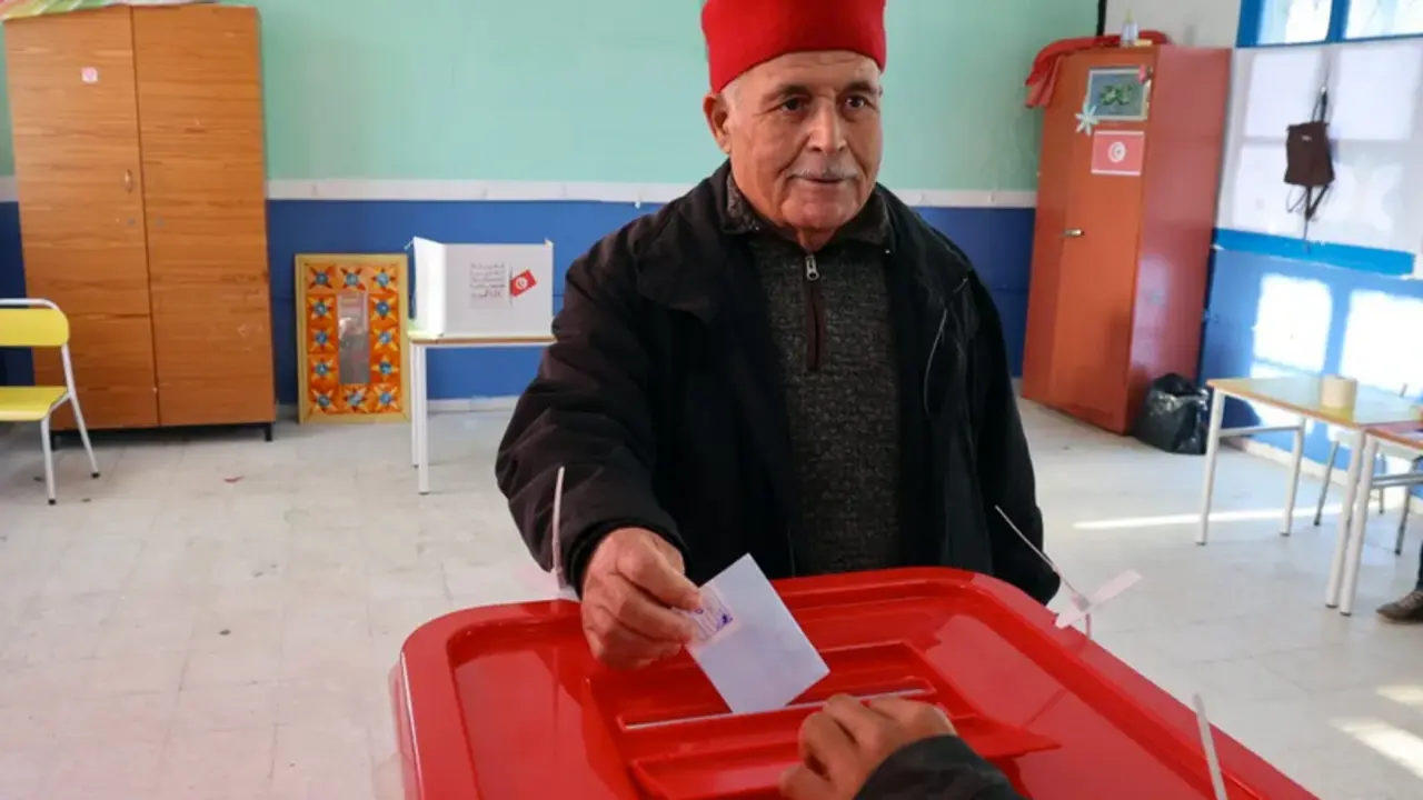 Una persona deposita su voto en un colegio electoral en T&uacute;nez. EFE/EPA/Mohamed Messara