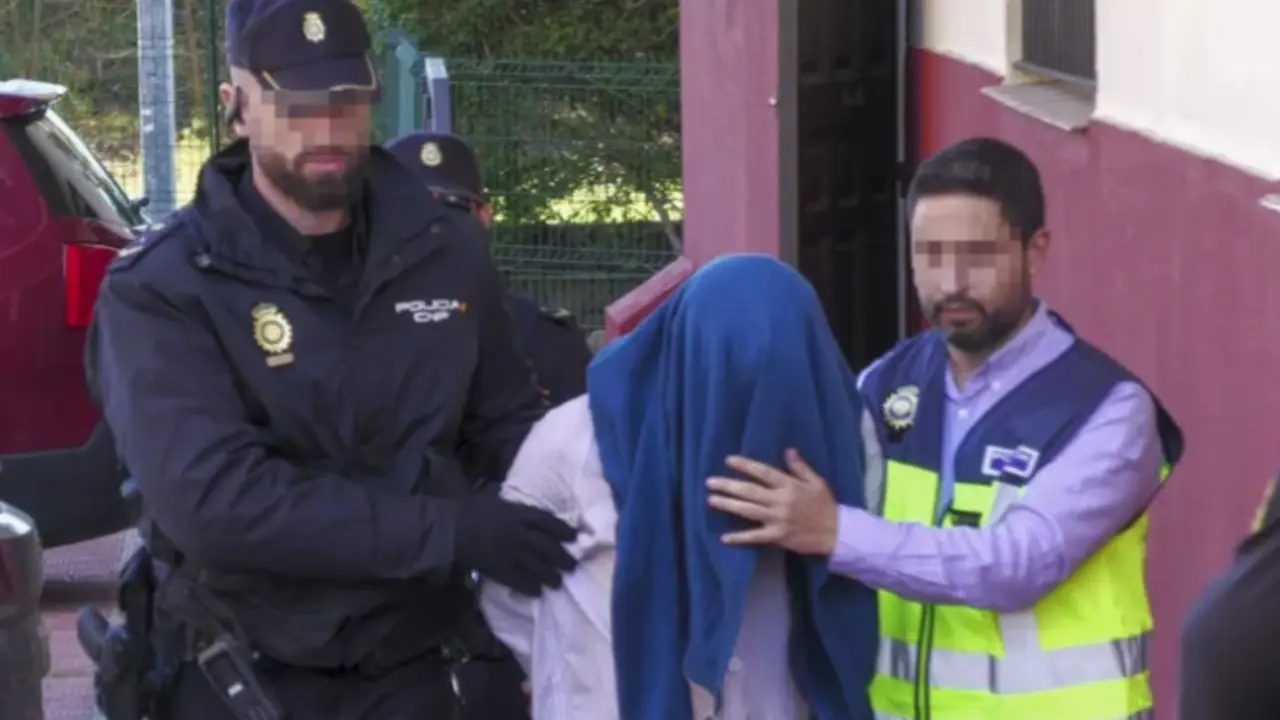El presunto asesino de su exmujer en Dos Hermanas (Sevilla) es conducido este s&aacute;bado por la Polic&iacute;a Nacional a la vivienda donde se produjeron los hechos. EFE / Ferm&iacute;n Cabanillas