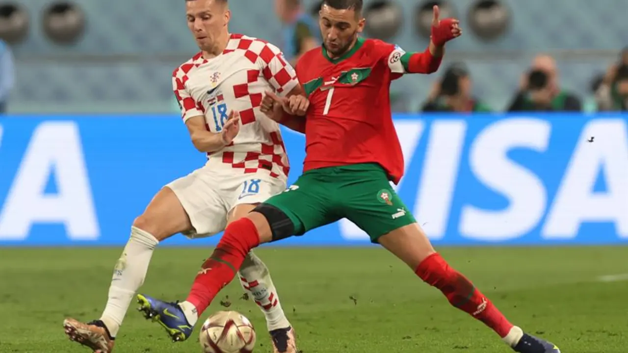 Una acci&oacute;n del partido entre Croacia y Marruecos. EFE / Tolga Bozoglu