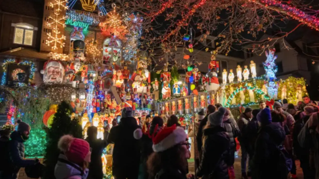 Personas visitan decoraciones navide&ntilde;as puestas en las entradas de casas, el 8 de diciembre de 2022 en el barrio residencial de Dyker Heights, al sur de Brooklyn, Nueva York (EE. UU). EFE/&Aacute;ngel Colmenares