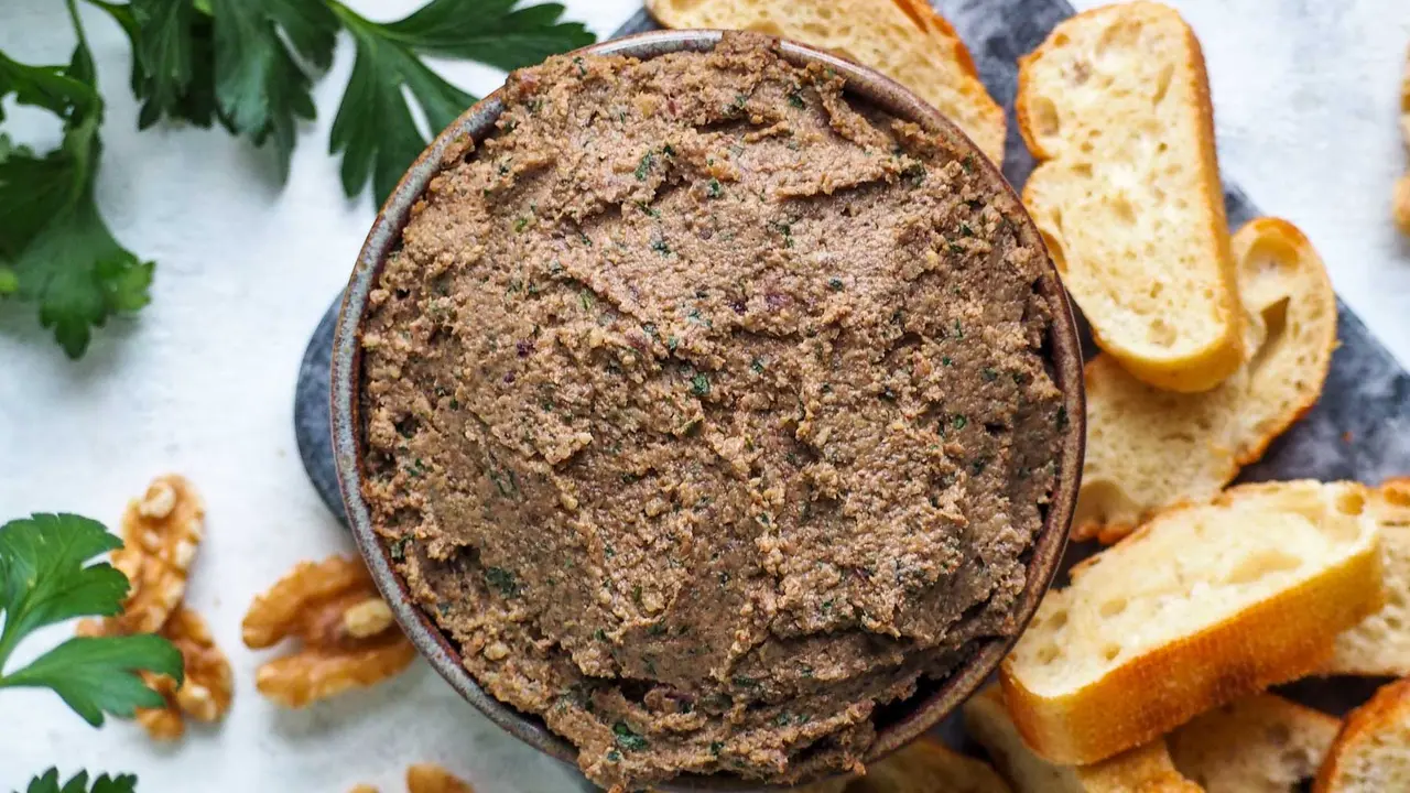 Pat&eacute; de nueces y champi&ntilde;ones.