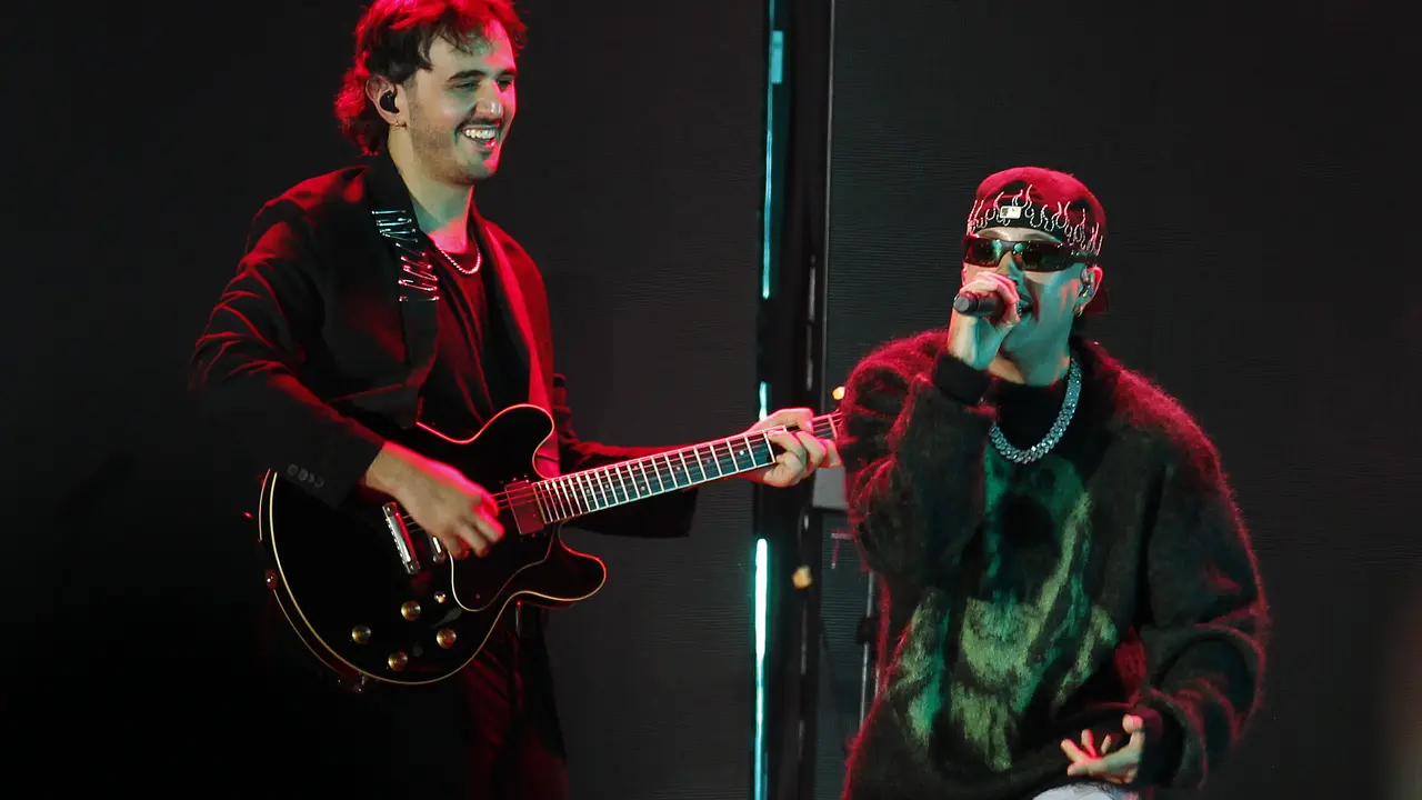 Juan Pablo Isaza (i), integrante de Morat, se presenta hoy junto al cantante colombiano Feid durante un concierto en el estadio Atanasio Girardot, en Medell&iacute;n (Colombia). / Luis Eduardo Noriega