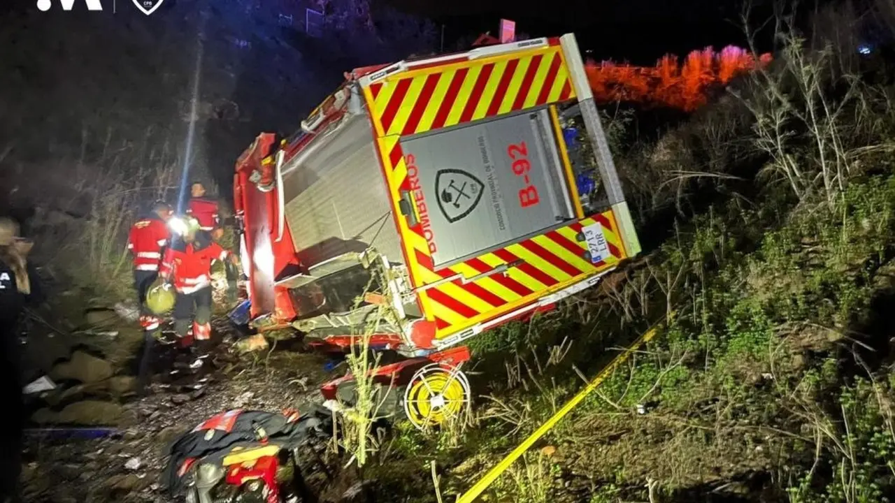 Accidente de un cami&oacute;n del CPB donde resultaron heridos tres bomberos. E.P.