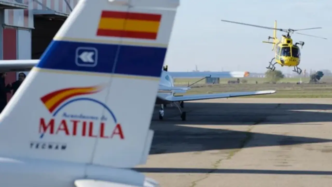 La Guardia Civil y el Ej&eacute;rcito del Aire participan en un operativo de b&uacute;squeda de un ultraligero ocupado por dos personas y desaparecido desde ayer por la tarde, tras despegar del aer&oacute;dromo de Matilla de los Ca&ntilde;os (Valladolid). EFE/ Nacho Gallego