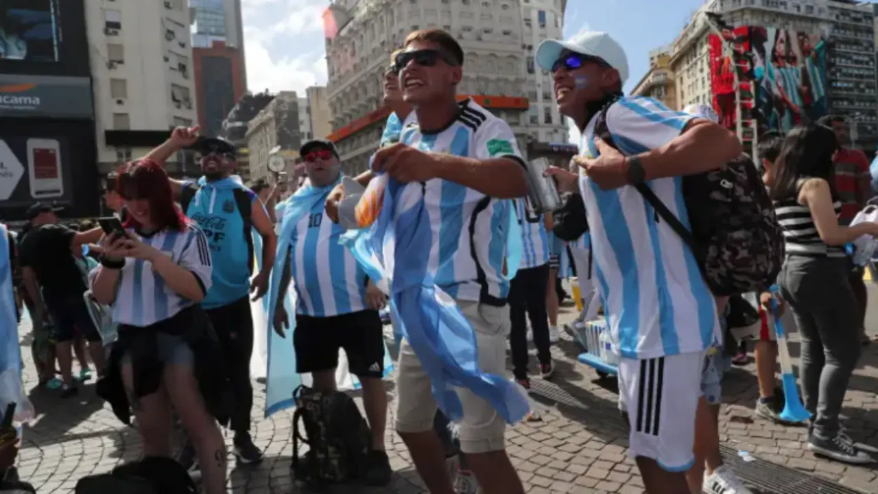 Hinchas argentinos animan hoy, en los alrededores del Obelisco, antes de la final del Mundial de F&uacute;tbol Qatar 2022 entre Argentina y Francia, en Buenos Aires (Argentina). EFE/ Ra&uacute;l Mart&iacute;nez
