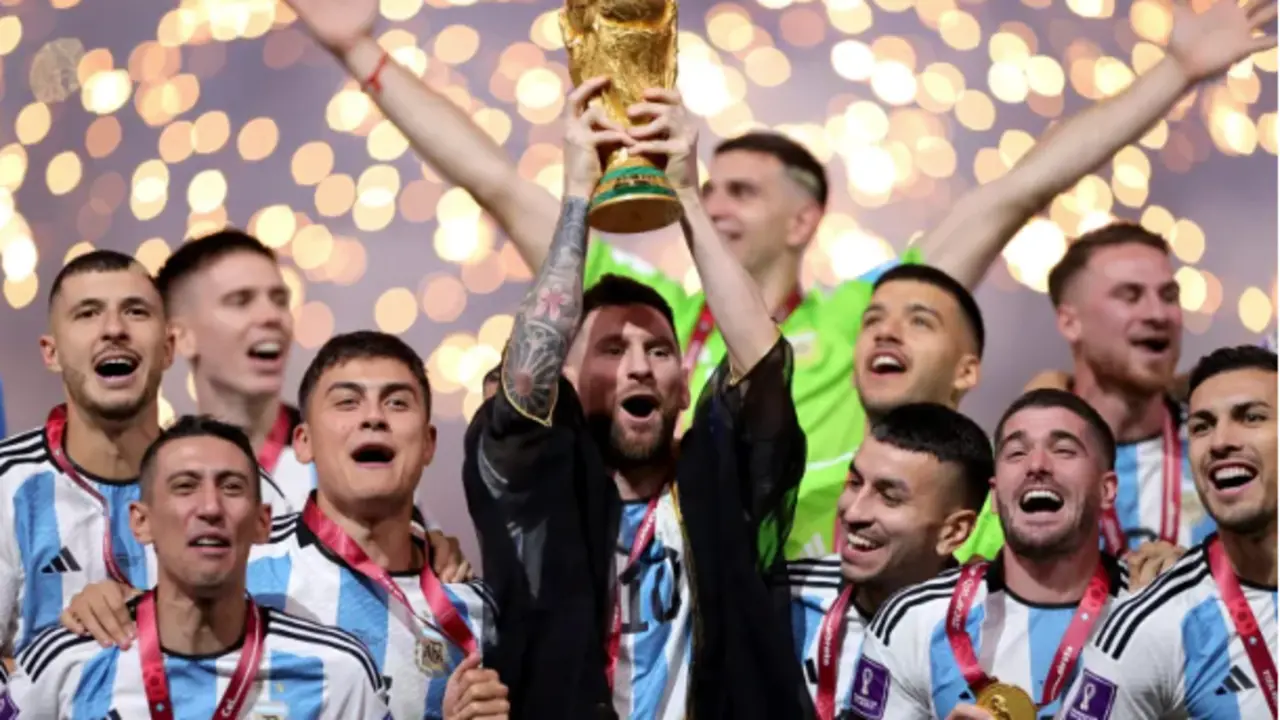 El capit&aacute;n de Argentina, Lionel Messi, levanta el trofeo de campeones tras vencer en la final de la Copa Mundial de la FIFA 2022 entre Argentina y Francia en el estadio de Lusail, Lusail. EFE/EPA/Friedemann Vogel