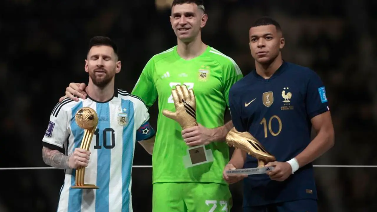 Lionel Messi (i) y Emiliano Mart&iacute;nez (c) de Argentina junto a Kylian Mbappe posan hoy, en la final del Mundial de F&uacute;tbol Qatar 2022 entre Argentina y Francia en el estadio de Lusail (Catar). EFE/ Juan Ignacio Roncoroni