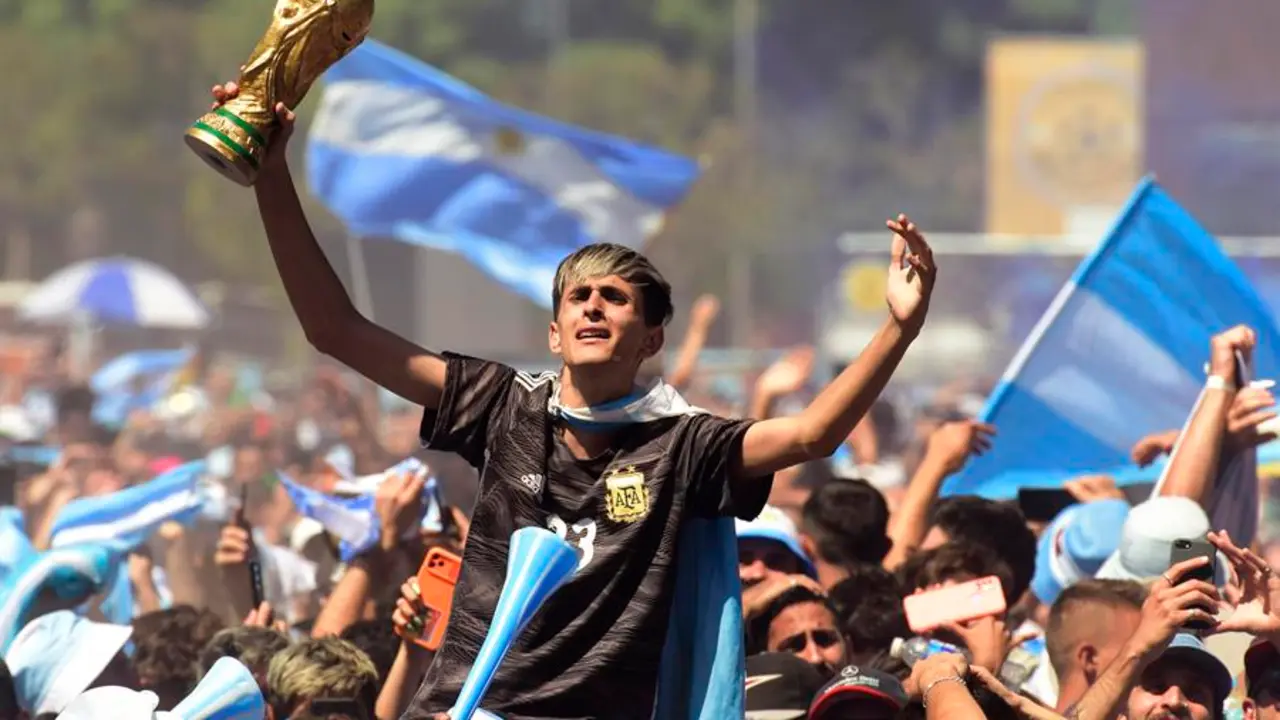 Aficionados celebran luego de que Argentina se alzara con el t&iacute;tulo de la Copa Mundial de la FIFA Qatar 2022, hoy, en Buenos Aires (Argentina). Argentina gan&oacute; este domingo, en el estadio de Lusail, su tercera estrella como campeona del mundo tras imponerse a Francia en la tanda de penaltis (4-2) de la final de Qatar 2022, que finaliz&oacute; con empate a tres goles. EFE/ Mat&iacute;as Mart&iacute;n Campaya