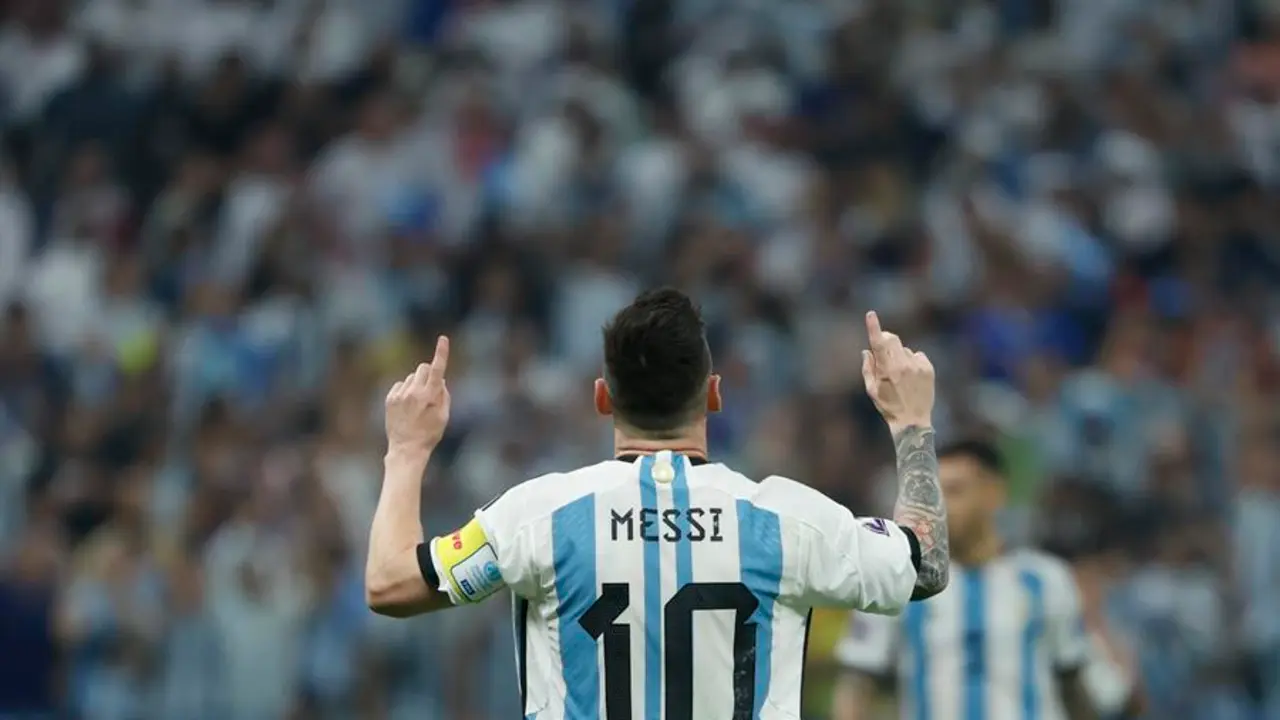Lionel Messi de Argentina celebra un gol hoy, en un partido de semifinales del Mundial de F&uacute;tbol Qatar 2022 entre Argentina y Croacia en el estadio de Lusail (Catar). EFE/ Juanjo Martin