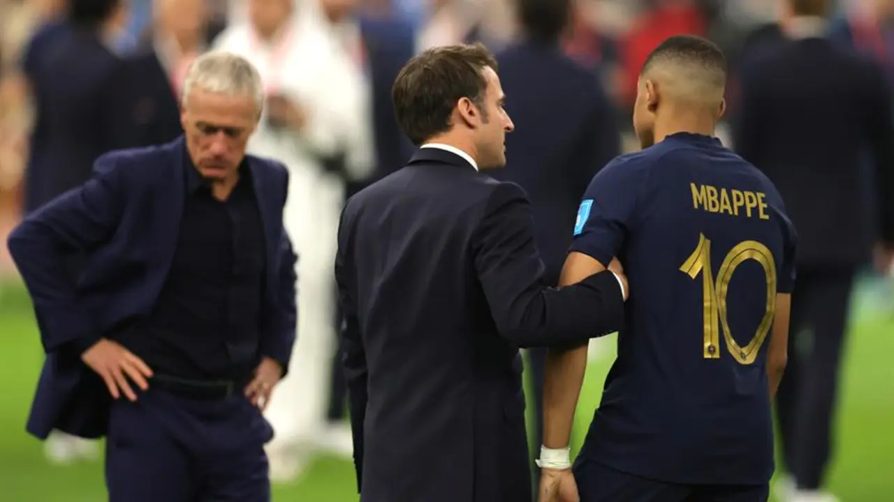 Macron consuela sobre el c&eacute;sped a un abatido Mbapp&eacute;
EFE/EPA/Friedemann Vogel