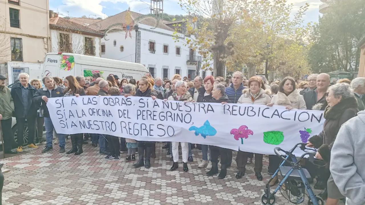 Concentraci&oacute;n de los comerciantes del Mercado de Abastos de Laredo celebrada ayer. / ALERTA