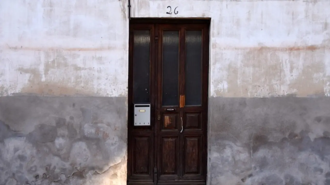 puerta n&ordm;26 de la avenida de la naval con la marca a&uacute;n visible del nivel que alcanz&oacute; el agua durante las inundaciones del 19 y 20 de diciembre 2019.
