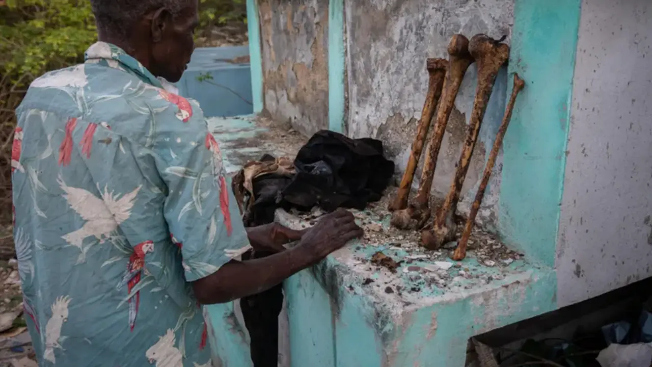 Un hombre busca huesos para vender, el 10 de diciembre de 2022, en el Cementerio General de Puerto Pr&iacute;ncipe (Hait&iacute;). EFE/Johnson Sabin