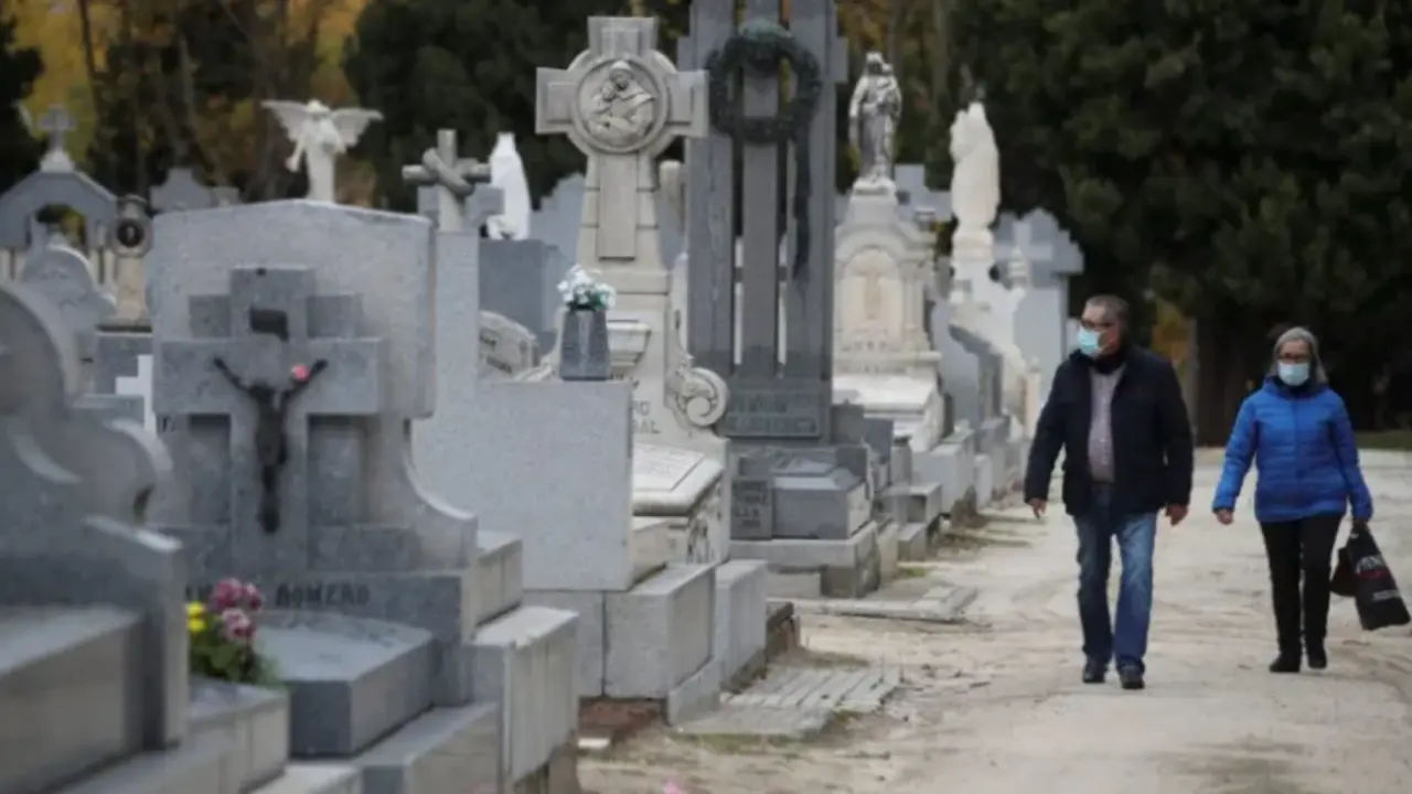 Imagen de archivo de dos personas en el cementerio de la Almudena en Madrid. David Fern&aacute;ndez