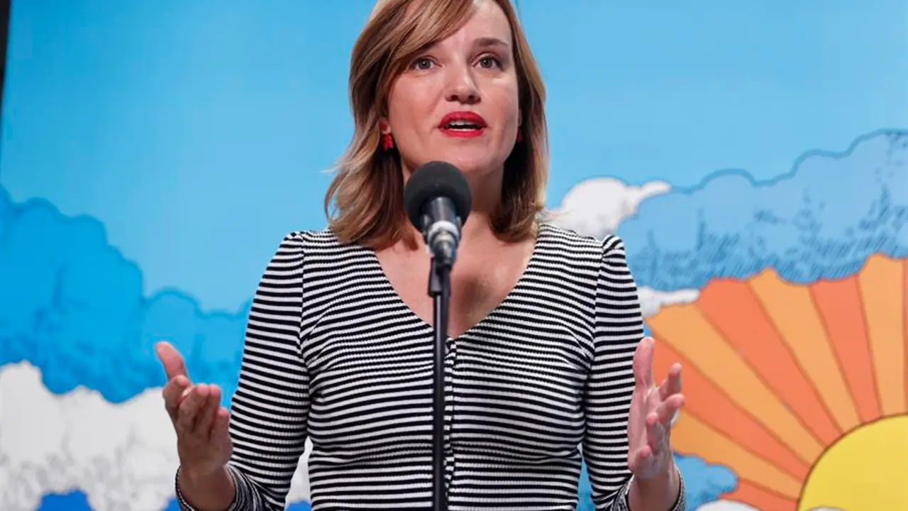 La portavoz socialista y ministra de Educaci&oacute;n, Pilar Alegr&iacute;a, durante su intervenci&oacute;n este s&aacute;bado en la sede del partido en Madrid. Daniel Gonz&aacute;lez