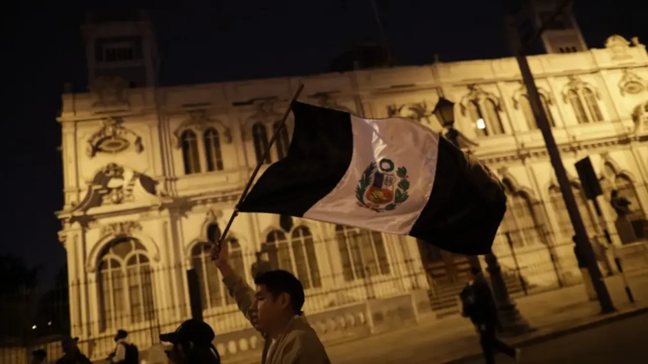 Ciudadanos protestan por la situaci&oacute;n del pa&iacute;s en Lima (Per&uacute;). EFE/ Bienvenido Velasco