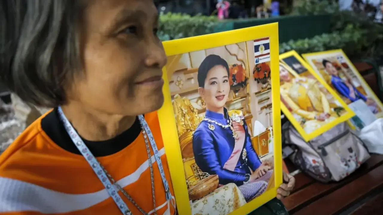 Una mujer portada un retrato de la princesa en Bangkok. EFE/EPA/Diego Azubel