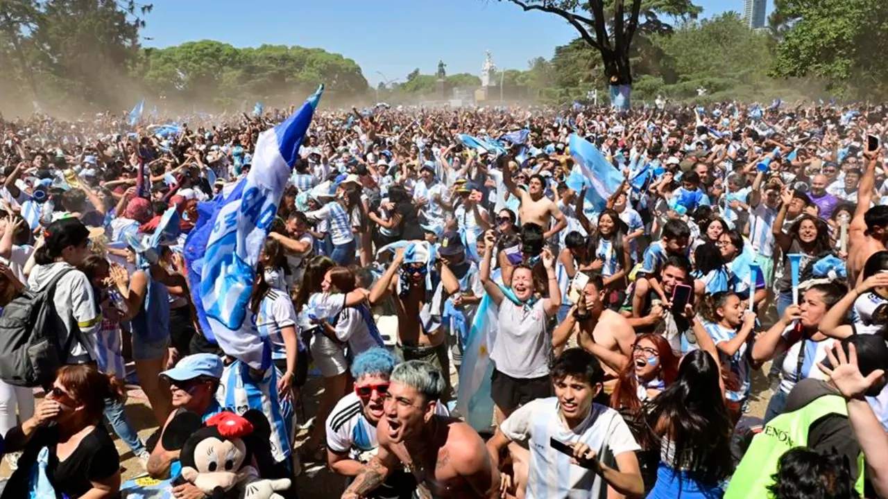 Aficionados celebran luego de que Argentina se alzara con el t&iacute;tulo de la Copa Mundial de la FIFA Qatar 2022, en Buenos Aires (Argentina). EFE/ Mat&iacute;as Mart&iacute;n Campaya