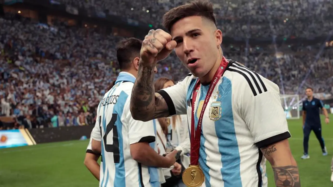 Enzo Fern&aacute;ndez de Argentina reacciona ayer, tras ser campeones del mundo en la final del Mundial de F&uacute;tbol Qatar 2022 entre Argentina y Francia en el estadio de Lusail (Catar). EFE/ Juan Ignacio Roncoroni