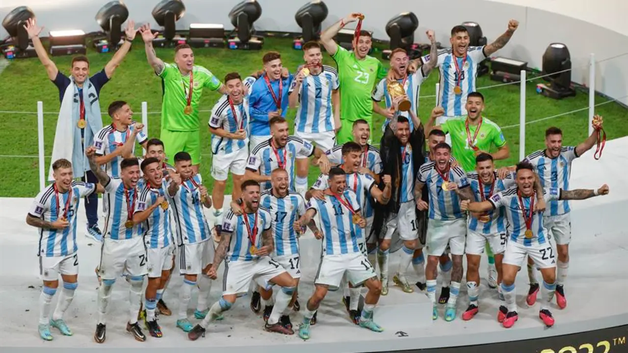 Jugadores de Argentina celebran, ayer, su tercer t&iacute;tulo en la Copa Mundial de F&uacute;tbol. EFE/ Alberto Estevez