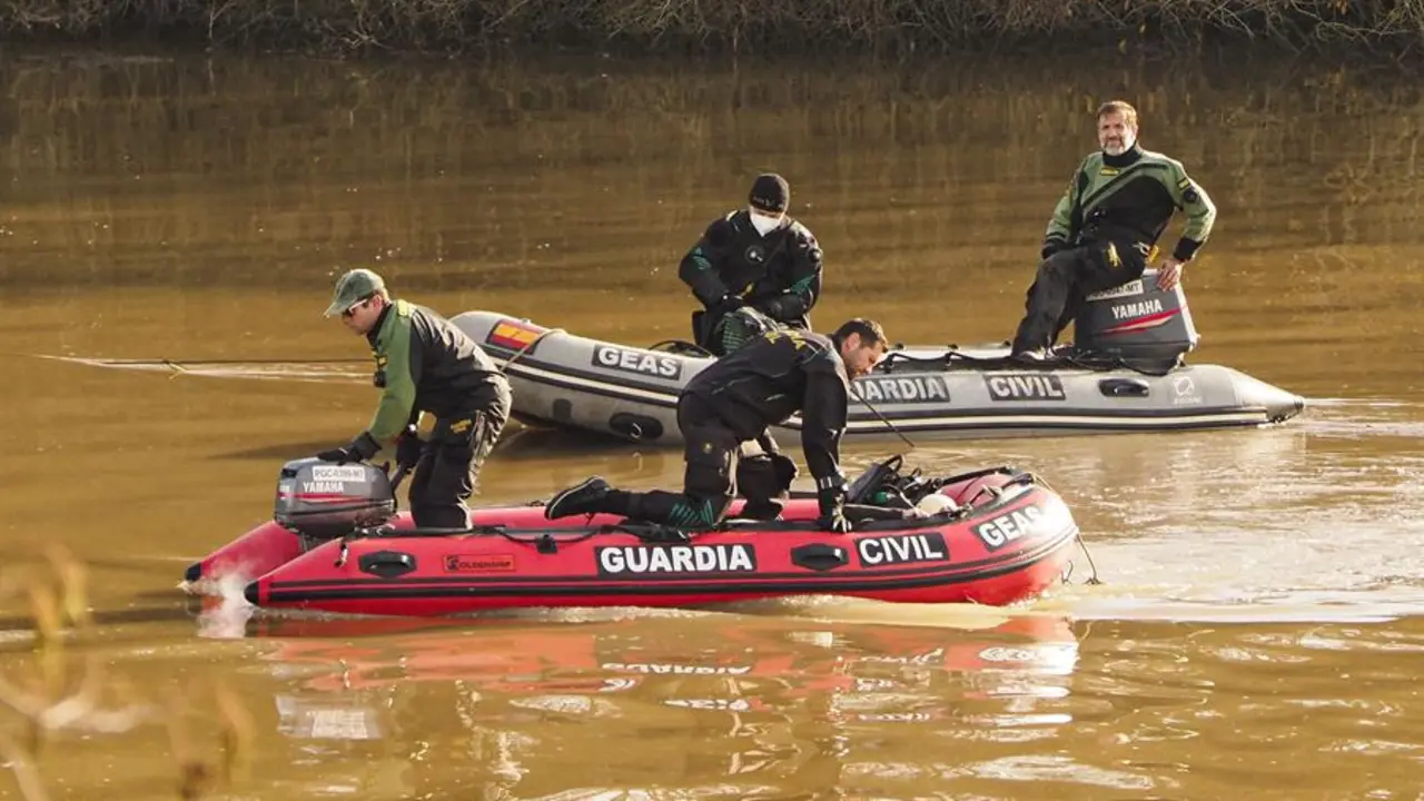 Agentes del Grupo Especial de Actividades Subacu&aacute;ticas (GEAS) de la Guardia Civil retoman las labores de rescate del ultraligero localizado sumergido en el Duero, a la altura del municipio vallisoletano de Villamarciel, este lunes. EFE/ R. Garc&iacute;a